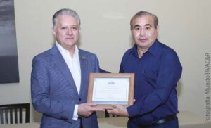 Entrega de reconocimiento a Martín Salas Martínez