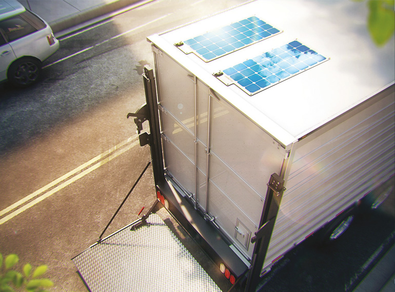El uso de paneles solares en los camiones de transporte refrigerado contribuye al ahorro de energía y combustible de los vehículos.
